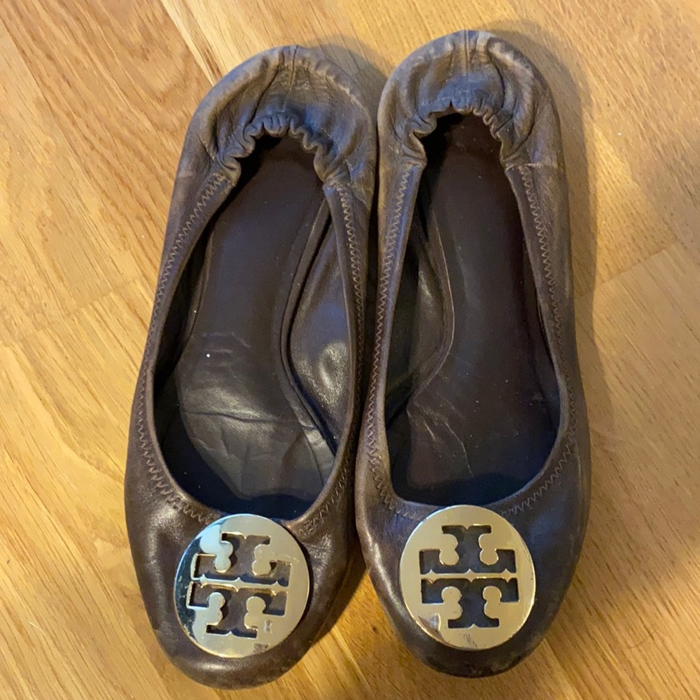 Brown leather Tory Burch Reva flats